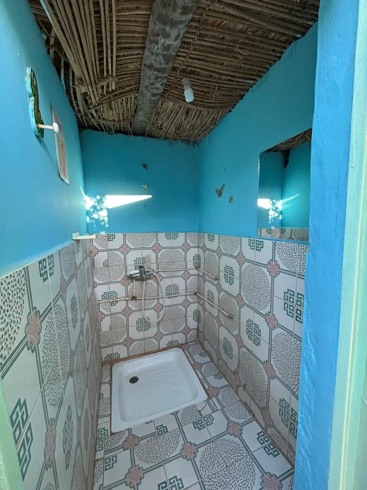 Chambre aux murs bleus et salle d’eau