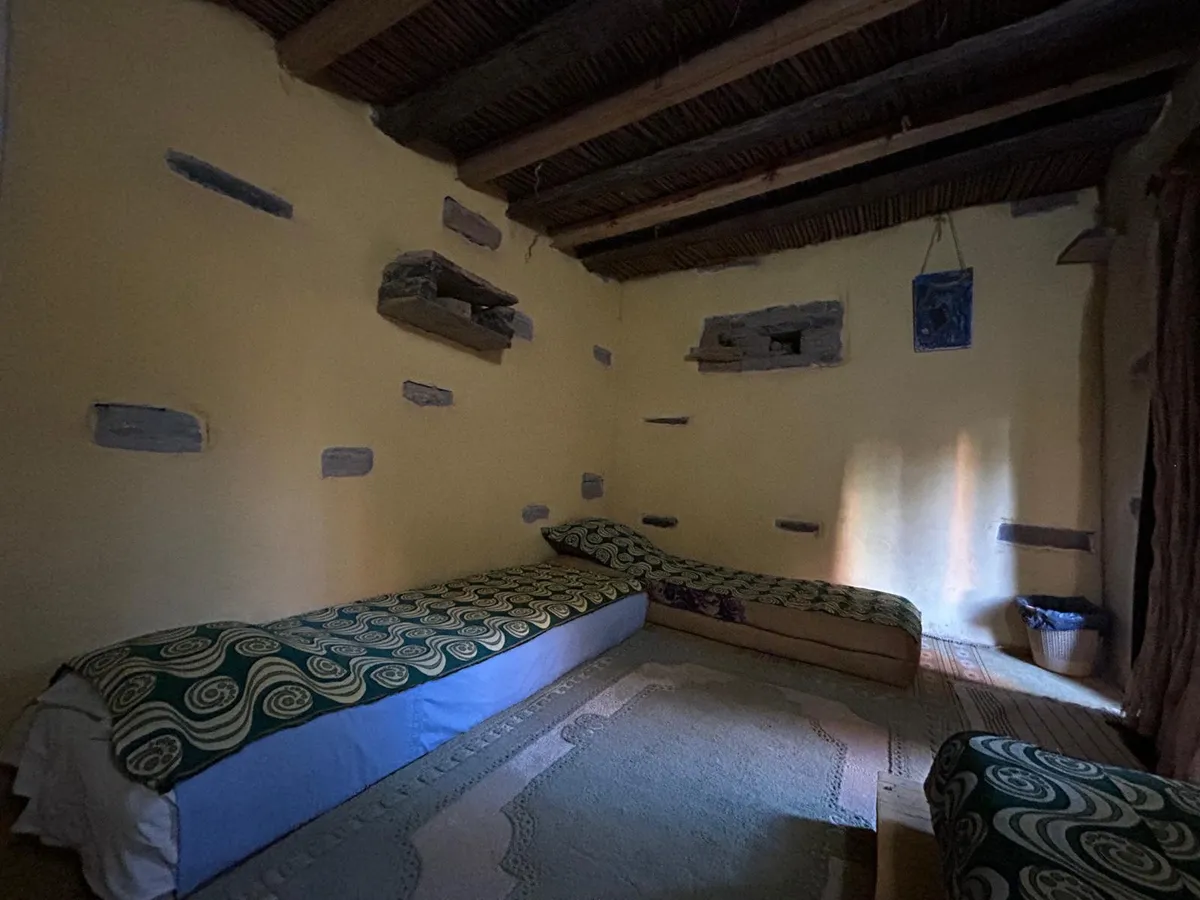 Chambre spacieuse au plafond en bois