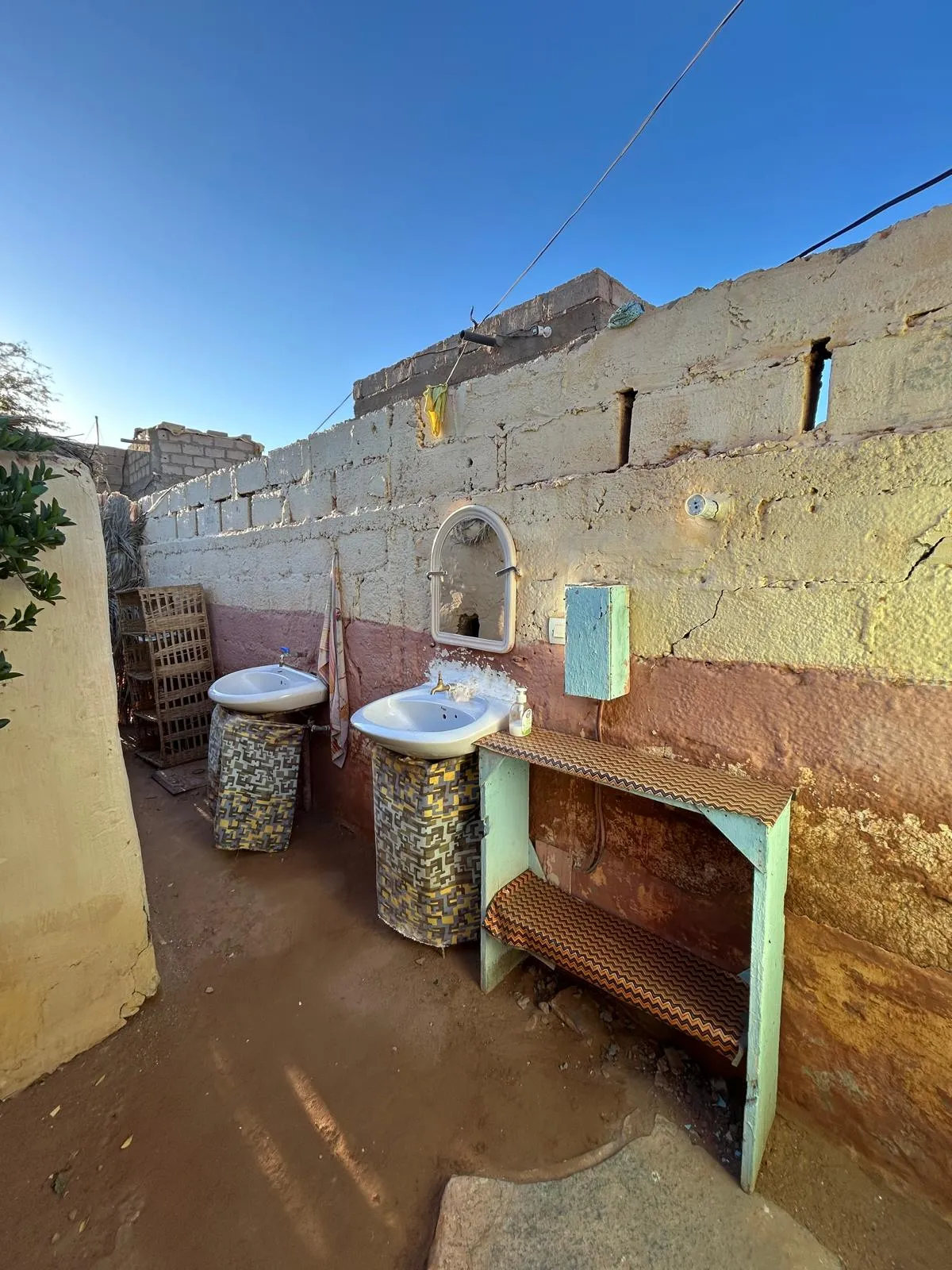 Coin lavabo extérieur dans la cour