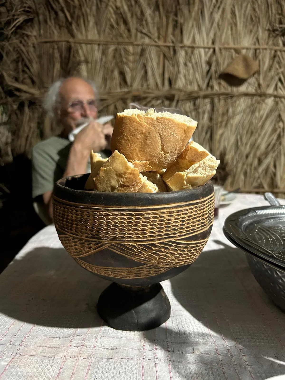 Pain maison servi dans une corbeille tressée