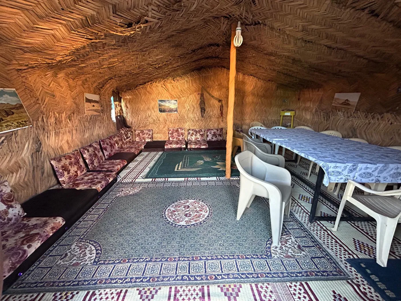 Salle de repas sous la khaïma