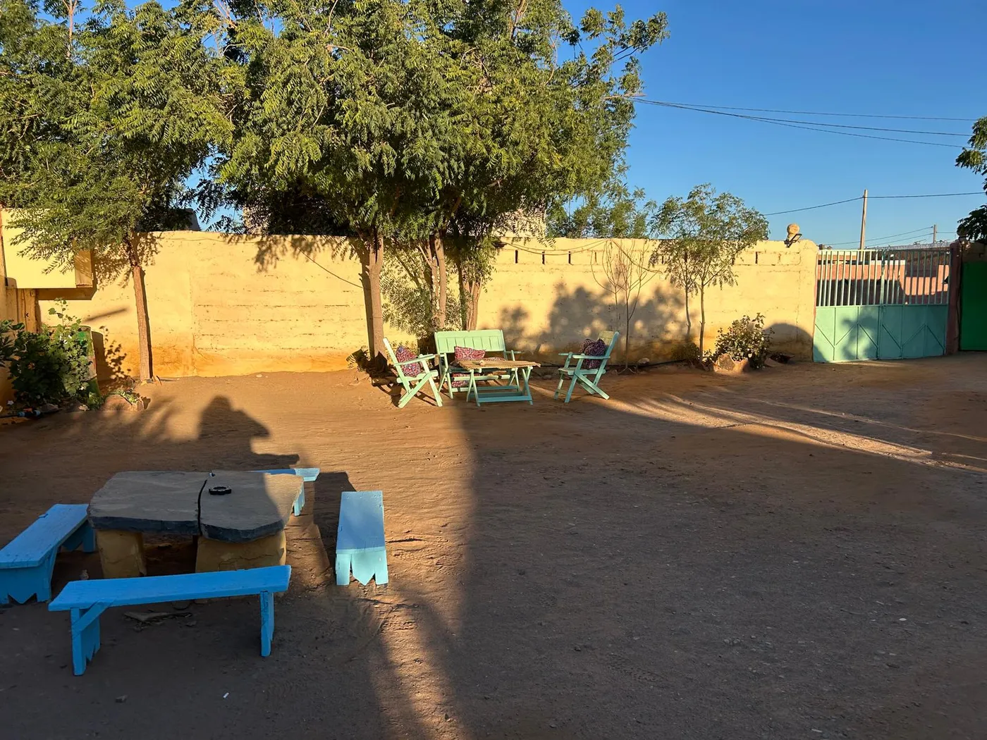 Cour et coin détente à l’ombre des arbres
